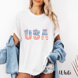 Camisa com laço dos EUA, camiseta patriótica de 4 de julho para mulheres, blusa gráfica vermelha, branca e azul, traje fofo do orgulho americano, camiseta de verão dos EUA para mulheres