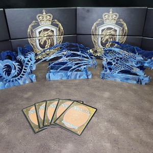 AZURA FLARE - Caja para mazos de Magic the Gathering - Organizador de cartas con diseño de dragón - Almacenamiento acrílico para coleccionistas y jugadores de MTG - Idea de regalo perfecta