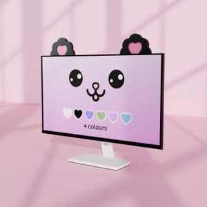 Könnte beinhalten: Ein Computermonitor mit einem rosa Bildschirm, der ein Cartoon-Katzen-Gesicht zeigt. Der Bildschirm hat schwarze Augen, eine Nase und einen Mund. Über dem Monitor befinden sich zwei schwarze wolkenförmige Dekorationen mit rosa Herzen. Der Text "+ Farben" steht unten.