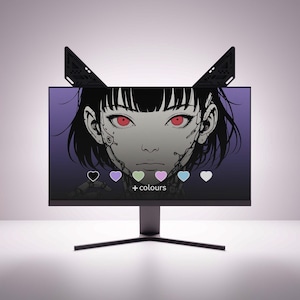 Peut inclure: Un écran d'ordinateur noir avec un support affiche une illustration numérique d'une femme aux yeux rouges et aux cheveux noirs. Des accessoires noirs en forme d'oreilles de chat sont fixés en haut de l'écran. Le texte "+ couleurs" et des icônes de cœur sont affichés.
