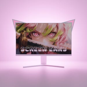Peut inclure: Un écran d'ordinateur rose avec des oreilles de chat attachées en haut. L'écran affiche un personnage d'anime aux cheveux et aux yeux roses, tenant une épée. Le texte "SCREEN EARS" est affiché à l'écran.