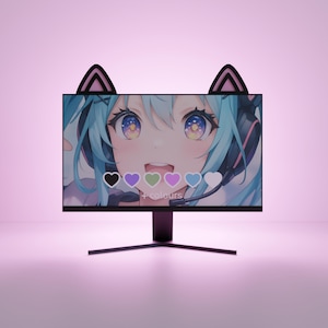 Peut inclure: Un écran d'ordinateur noir avec un personnage d'anime aux cheveux bleus et un casque. Le moniteur est orné d'oreilles de chat et du texte "+ couleurs". Fond rose.