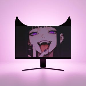Peut inclure: Un écran d'ordinateur noir avec une forme de cornes de diable en haut. L'écran affiche un personnage de style anime avec des yeux violets, des crocs et une langue ensanglantée. Le moniteur est sur un support noir sur fond rose.
