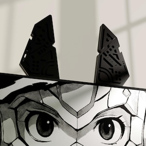 Peut inclure: Deux objets noirs de forme géométrique avec des motifs complexes sont placés au-dessus d'une illustration en noir et blanc d'yeux de style anime. Les objets semblent décoratifs ou fonctionnels, peut-être partie d'un design plus large.