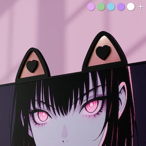 Peut inclure: Illustration de style anime en noir et rose, représentant une femme aux yeux roses et aux cheveux noirs. Deux décorations noires en forme d'oreilles de chat avec des cœurs sont au-dessus. Le fond est un dégradé rose et violet.