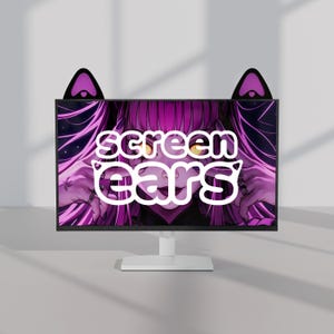 Peut inclure: Un écran d'ordinateur avec un support blanc affiche un graphisme de style anime violet et rose avec le texte "screen ears" en blanc. Deux accessoires noirs en forme d'oreilles de chat sont fixés en haut de l'écran.