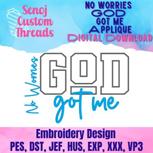 Puede incluir: Diseño de bordado digital con el texto "NO WORRIES GOD GOT ME APPLIQUE" en azul y blanco. El diseño incluye las palabras "Senoj Custom Threads" en rosa y la frase "Embroidery Design" en la parte inferior.