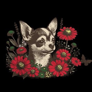Puede incluir: Ilustración detallada de un perro Chihuahua rodeado de flores rojas y vegetación sobre un fondo negro. El perro está representado en tonos marrones y crema, con una mirada atenta. También hay una mariposa.