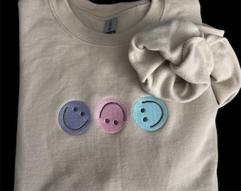 Smiley Face Embroidered Sweatshirt – Cute Minimalist Crewneck – Spread Joy – Gift for Friends – Aesthetic Happy Face Sweater