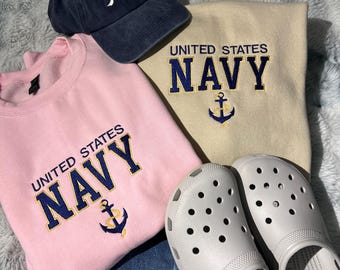 Felpa ricamata della Marina degli Stati Uniti con ancora – Pullover per l'orgoglio militare – Regalo per veterani della Marina – Girocollo patriottico – Maglione unisex delle Forze Armate
