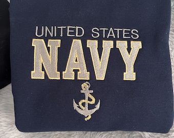 Felpa ricamata della Marina degli Stati Uniti con ancora – Pullover per l'orgoglio militare – Regalo per veterani della Marina – Girocollo patriottico – Maglione unisex delle Forze Armate