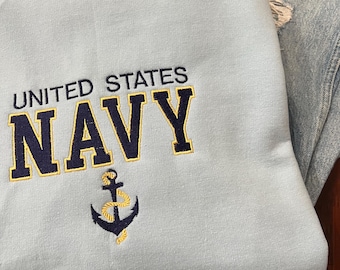 Felpa ricamata della Marina degli Stati Uniti con ancora – Pullover per l'orgoglio militare – Regalo per veterani della Marina – Girocollo patriottico – Maglione unisex delle Forze Armate