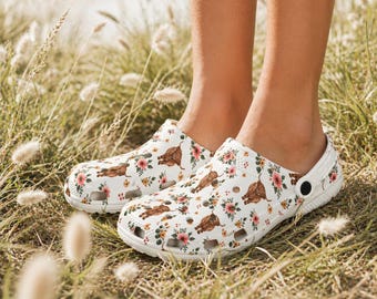 Zuecos con estampado floral de vaca de las Tierras Altas