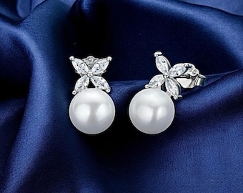 Freshwater Pearl Earrings: Sterling Silver Clover Studs