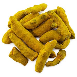 Puede incluir: Primer plano de raíces frescas de cúrcuma, de color amarillo brillante. Las raíces tienen una superficie texturizada y formas irregulares, algunas curvas y otras rectas. La imagen está sobre un fondo blanco.