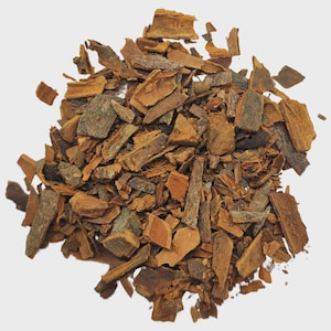 Peut inclure: Un tas d'écorces de cannelle, de tailles et de formes variées, avec des nuances de brun clair et foncé. L'écorce présente une surface rugueuse et texturée, et les morceaux sont dispersés sur un fond clair. Thème culinaire ou aromathérapie.