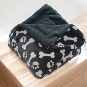 Handgemaakte minky deken van hondenpootafdruk en bottenfleece