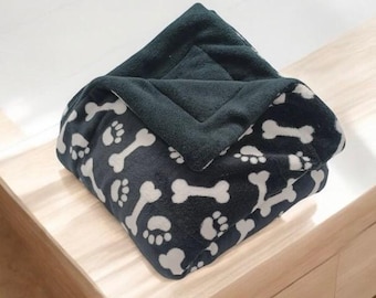 Coperta in pile Minky con impronta di zampa di cane e osso fatta a mano