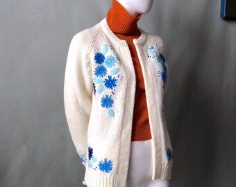 Vintage Grannycore Cardigan Sweater / sz S / Maisel 60s Era Resort Palm Beach Chic / Periwinke Embroidered Flowers / Cottagecore Drama