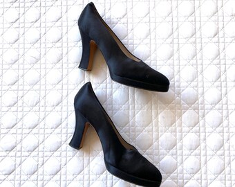 CHANEL Schwarze Satin Pumps - Gr. 38,5 US 8/8.5 - Paris 1990er Jahre - Zeitlose Klassische Plateau-Heels - Made in Frankreich - Urlaubs Abend Party Glam