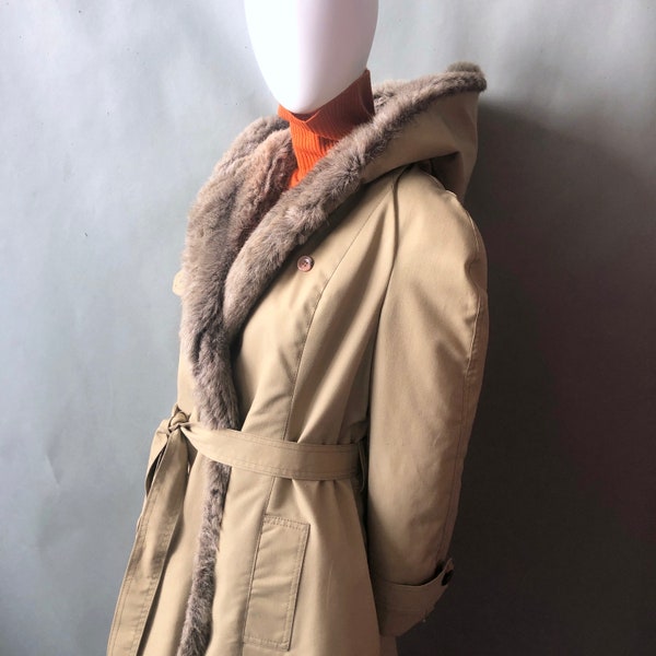 Cashin Style 1970s Coat / Tan Canvas Faux Fur Trim Quilted Lining / sz S M / 70s Minimalism / Hooded Belted Trench