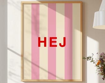 Könnte beinhalten: Ein gerahmter Druck mit einem gestreiften Hintergrund in Rosa und Creme und dem Wort "HEJ" in roten Buchstaben.