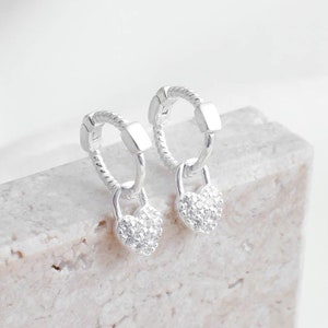 CZ Herz Huggie Hoop Ohrringe in Sterling Silber, Silber Twisted Huggies, stapelbarer Schmuck, Geschenk für sie, Geschenk für Frauen, Weihnachtsgeschenk