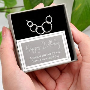 Collar de anillos apilables entrelazados de plata esterlina - Juego de regalo de joyería de 5 círculos en capas con 16 tarjetas con mensaje, regalo de cumpleaños para ella