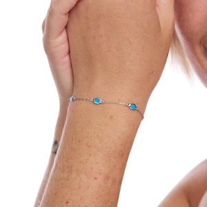 Pulsera delicada de ópalo en plata de ley, joyería de ópalo azul ovalado, regalo para mamá, regalo para ella, regalo de Navidad, joyería para el día a día, idea de regalo