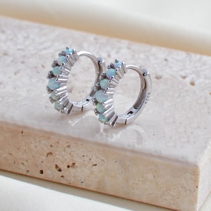 Weißer Opal Huggie Hoops in Sterling Silber, Zierliche Hoop Ohrringe, Opal Ohrring, Geschenk für sie, Geschenk für Frauen, Weihnachtsgeschenk, 6 mm, 8 mm, 10 mm