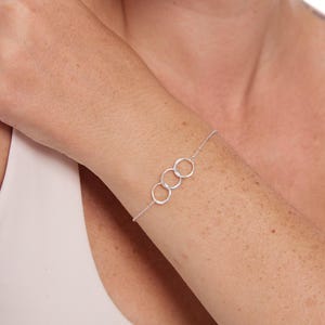 3 in elkaar grijpende cirkels armband in sterlingzilver, 3 ringen voor 3 decennia, 30e verjaardagscadeau voor haar, 3e verjaardagscadeau voor vrouw