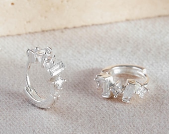 Baguette CZ Huggie Hoop Ohrringe, in Sterling Silber, Silber CZ Huggie Ohrringe, zierliche Ohrringe, Geschenk für sie, Geschenk für Mama, Weihnachtsgeschenk
