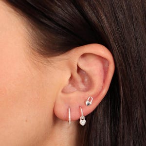 Juego de pendientes Love Lock en plata de ley. Delicados pendientes apilables. Juego de aros Huggie. Pendientes de botón. Regalo para ella. Regalo de Navidad.