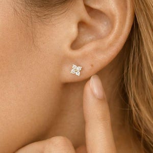 Piccoli orecchini a bottone con fiore di zirconi cubici in argento sterling, orecchini a bottone con fiore di ortensia e zirconi cubici, regalo per lei, regalo per donna, regalo di Natale in una scatola