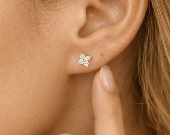 Pendientes pequeños de circonita cúbica con forma de flor en plata de ley, pendientes de circonita cúbica con forma de flor de hortensia, regalo para ella, regalo para mujer, regalo de Navidad en una caja