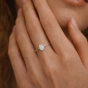 Anello in opale ovale bianco in argento sterling, anello di promessa regolabile in opale, delicato anello nuziale impilabile, regalo per la festa della mamma in confezione regalo