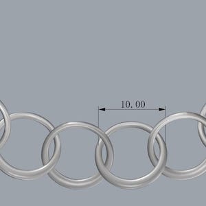 Pu&ograve; includere: Una collana d'argento con sei anelli interconnessi. Gli anelli misurano circa 10,00 unit&agrave; di larghezza. La collana &egrave; mostrata su uno sfondo grigio. Il design &egrave; semplice e moderno, adatto all'uso quotidiano.