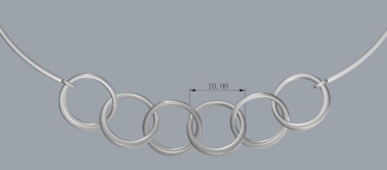 Pu&ograve; includere: Una collana d'argento con sei anelli interconnessi. Gli anelli misurano circa 10,00 unit&agrave; di larghezza. La collana &egrave; mostrata su uno sfondo grigio. Il design &egrave; semplice e moderno, adatto all'uso quotidiano.
