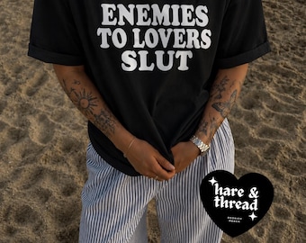Koszulka "Enemies To Lovers Slut" | Koszulka z motywem romansu BookTok | Koszulka z grafiką książkową | Koszulka "Book Boyfriend" | Prezent dla mola książkowego