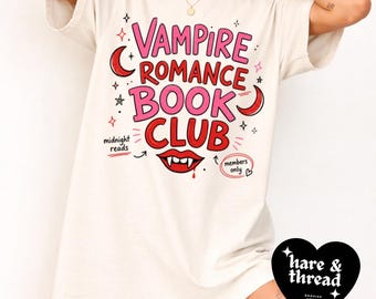 Koszulka Klubu Książki o Romansie z Wampirami | Uroczy T-shirt z Motywem Książkowym na Halloween | Top z Romansem Paranormalnym | Zabawna koszulka z grafiką BookTok | Midnight Reads