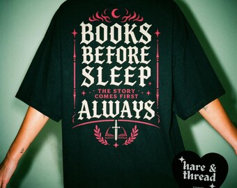 Koszulka z nadrukiem na plecach „Books Before Sleep” | Koszulka z gotycką fantazją i motywem książkowym | Koszulka z grafiką „Late Night Reader” | BookTok Dark Academia Apparel |