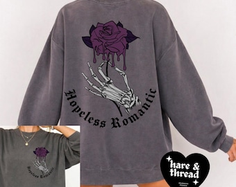 Sudadera Romántico sin esperanza / Sudadera de cuello redondo con esqueleto y rosa de romance oscuro / Ropa para amantes de los libros