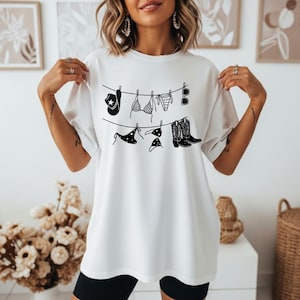 ビキニカウボーイブーツTシャツ、カウボーイカーターTシャツ、エラツアーTシャツ、フェスティバルシャツ、バケーションTシャツ、楽しいサマーシャツ、ビーチデイTシャツ、ホリデートップ