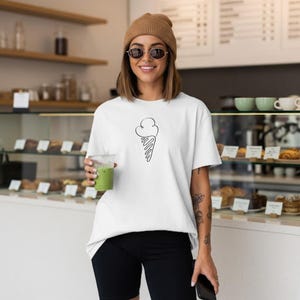 Eistüte Tee | Sommer Vibes, süßes Geschenk, Freizeitkleidung, Strand-Outfit, lustiges Sommer-Shirt, Urlaubs-Top, Feiertags-Shirt, Festival-T-Shirt