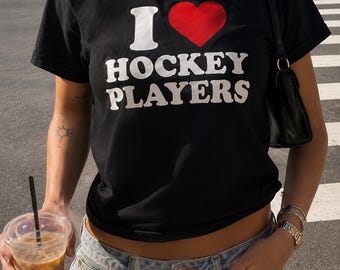 Camiseta "Me encantan los jugadores de hockey" / Merchandising de hockey sobre hielo / Regalo de BookTok / Camiseta "Me encantan los jugadores de hockey"