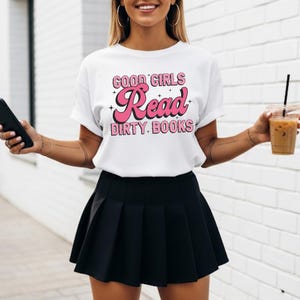 グッドガールズ・リード・ダーティ・ブックスTシャツ | 読書好きのためのシャツ、読書家へのギフト、ダークロマンスTシャツ、ロマンティックTシャツ、ブックTシャツ、BookTokトップ