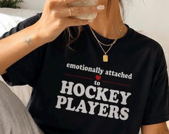 Uwielbiam hokeistów | Koszulka z motywem emocjonalnym związanym z hokeistami | Koszulka z motywem romansu sportowego | Koszulka z grafiką do hokeja na lodzie dla studentów |
