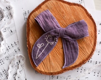 Lavendel Blumen Haarschleife, handgestickte Haarschleife, wählen Sie Ihren Clip, bestickte Haarspange
