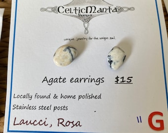 Agate stud earrings