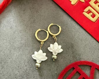 Pärlemor Lotus Huggy Örhängen